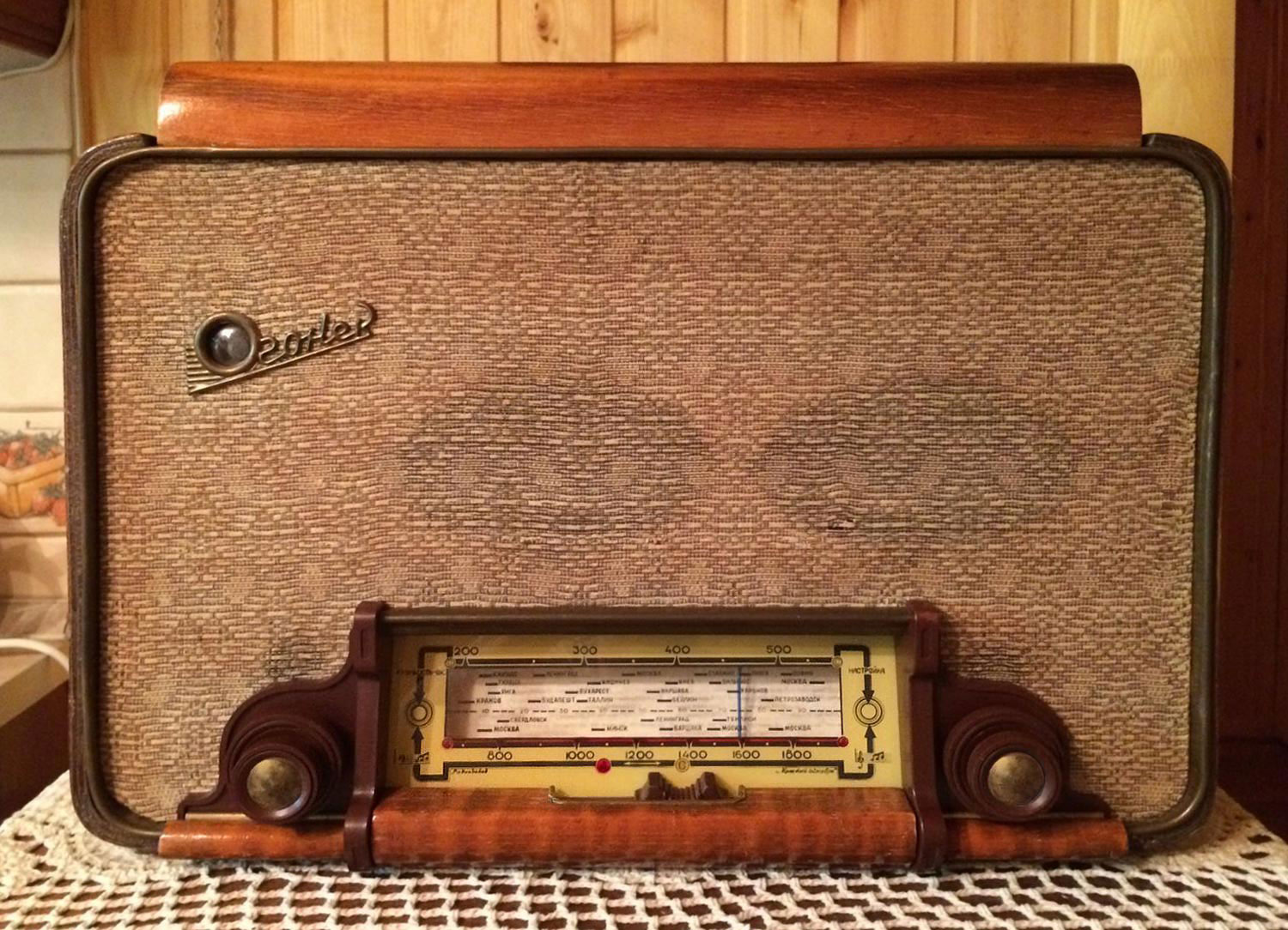 Радиоприемники ссср купить. Радиола огонек. Радиола Philips 1956 года. Радиола Проминь м. Радиола Иртыш.