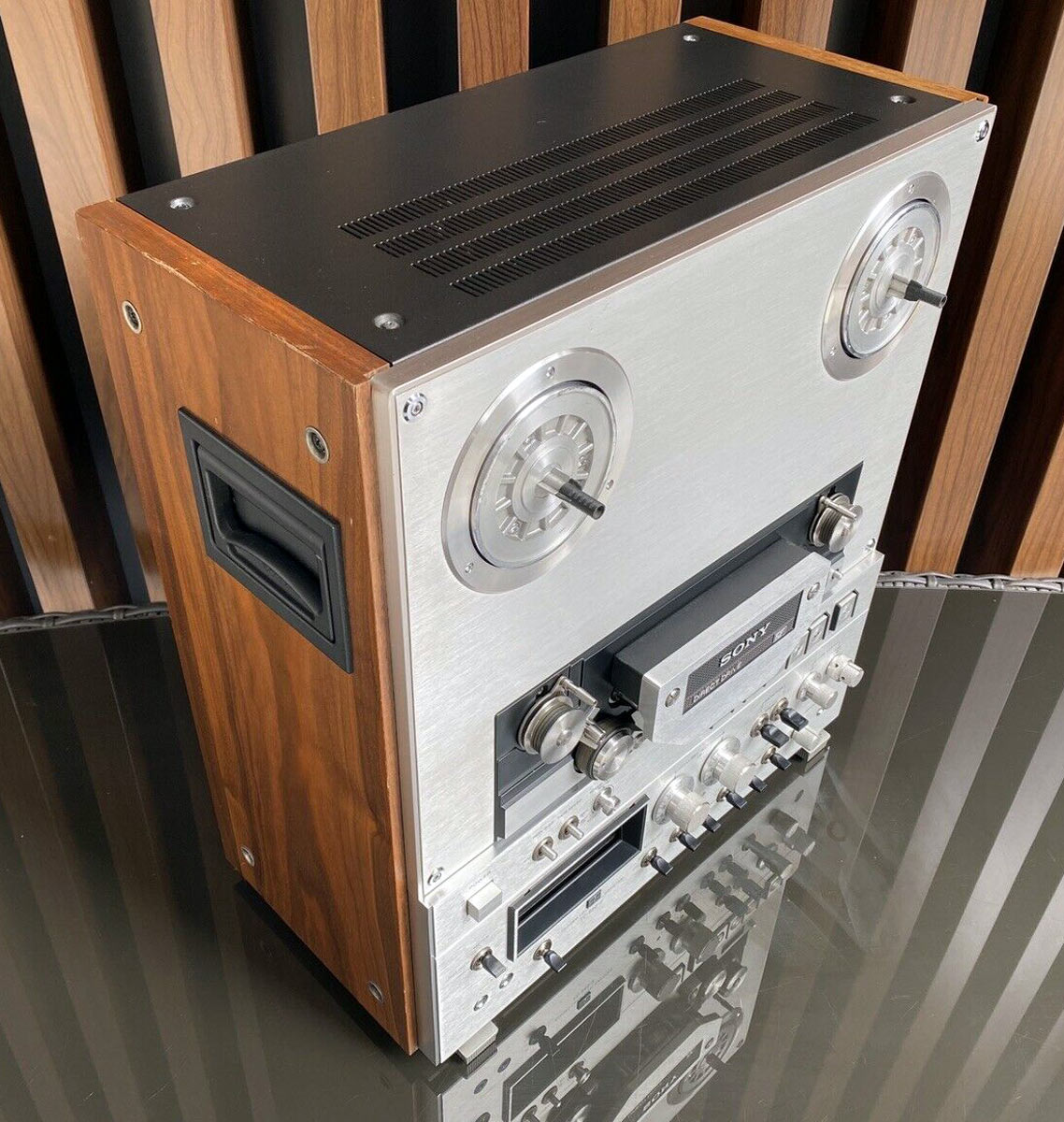 Network reel tape recorder '' Sony 880-2 ''.